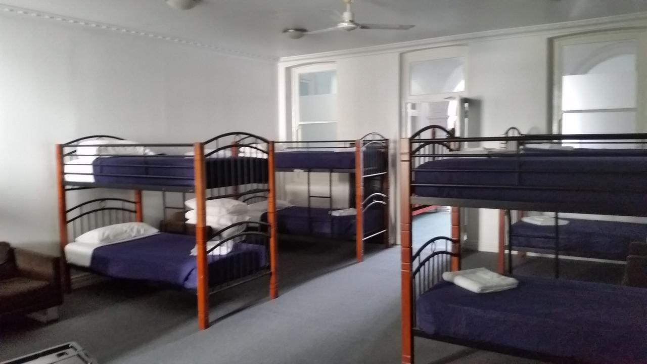 Wallaby Backpackers Hostel Perth - Note - Valid Passport Required To Check In - Bilik gambar